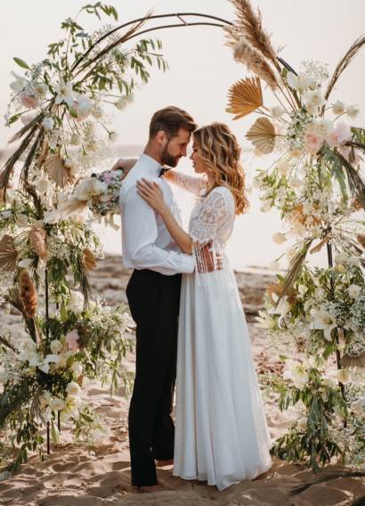 bride-groom-having-their-wedding-beach bride-groom-having-their-wedding-beach